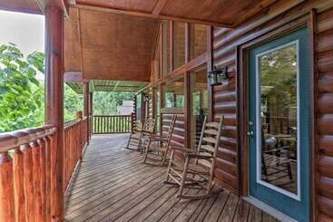 Сельский дом Sevierville Cabin W/ Games, Hot Tub & 4 King Beds!