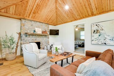 קוטג'' Spacious Home On Beaver Lake W/ Deck & Fire Pit!