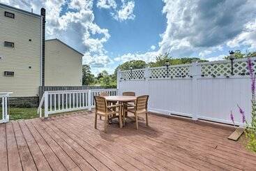 Sun Soaked Coastal Cottage W/ Deck + Walk To Beach