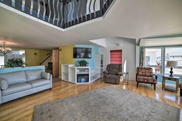 Sun Soaked Coastal Cottage W/ Deck + Walk To Beach