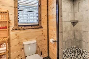 بيت ريفى The Breeze    Broken Bow Cabin W/ Hot Tub & Deck!