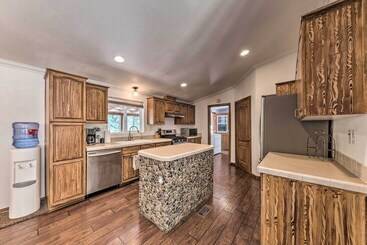 Tree Lined Alto Cabin: Near Parks & Trails!