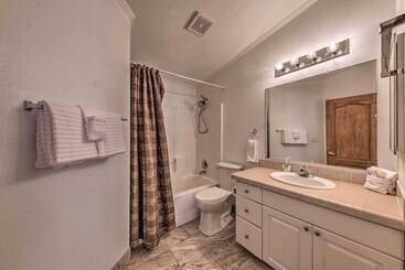 Tree Lined Alto Cabin: Near Parks & Trails!