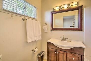 Tropical Oceanside Home W/ Deck, Walk To Beach