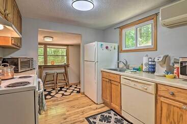 Vintage Creekside Cottage W/ Hot Tub & Grill!