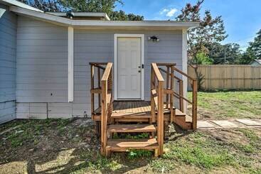 1 Mi To Uta: Arlington Elm Cottage W/ Fenced Yard