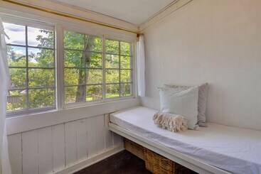 Charming Home < 2 Mi To Downtown Hendersonville!