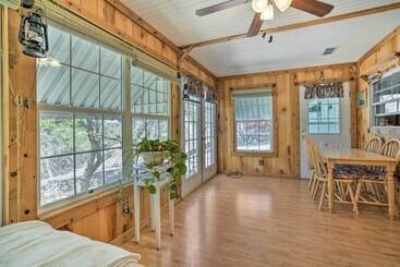 کلبه Charming Ingram Home W/ Yard & Furnished Patio!