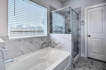 Chic Houston Home W/ Game Room ~ 8 Mi To Dtwn