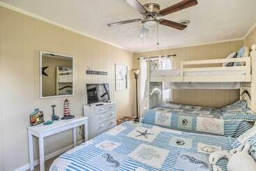 Walk To Beach: Family Home Near Barefoot Landing!