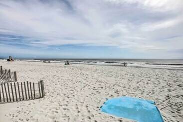 Walk To Beach: Family Home Near Barefoot Landing!