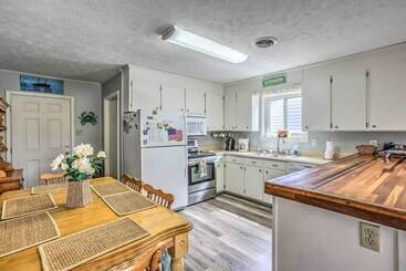 Walk To Beach: Family Home Near Barefoot Landing!