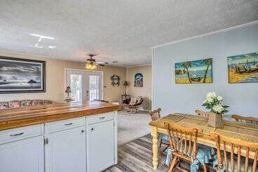 Walk To Beach: Family Home Near Barefoot Landing!