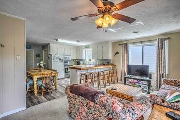 Walk To Beach: Family Home Near Barefoot Landing!