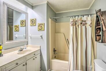 Walk To Beach: Family Home Near Barefoot Landing!