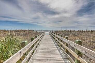 Walk To Beach: Family Home Near Barefoot Landing!