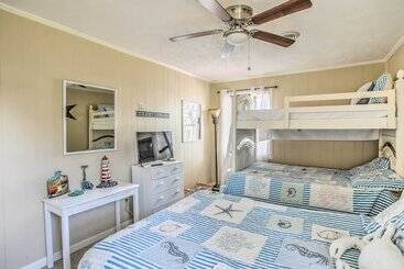 Walk To Beach: Family Home Near Barefoot Landing!