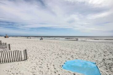 Walk To Beach: Family Home Near Barefoot Landing!