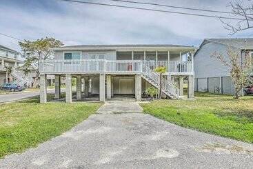 Walk To Beach: Family Home Near Barefoot Landing!