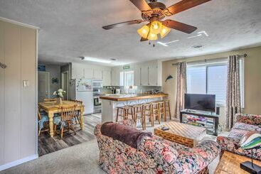Walk To Beach: Family Home Near Barefoot Landing!