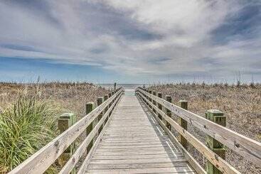 Walk To Beach: Family Home Near Barefoot Landing!