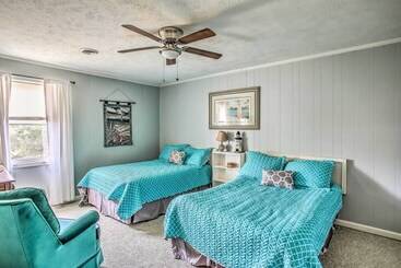 Walk To Beach: Family Home Near Barefoot Landing!