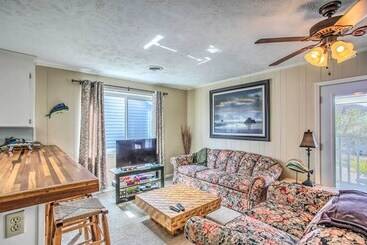 Walk To Beach: Family Home Near Barefoot Landing!