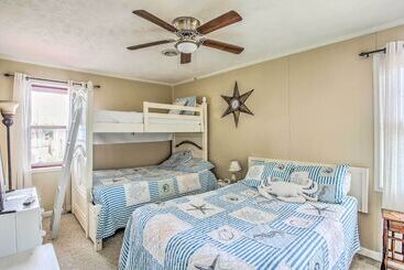 Walk To Beach: Family Home Near Barefoot Landing!