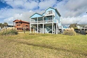 コテージ Oceanside Oak Island Getaway: For Families & Pets!