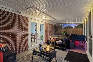 Family Friendly Lakeland Home W/ Private Hot Tub!
