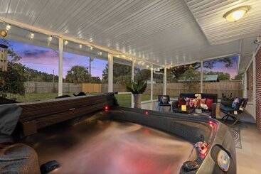 Family Friendly Lakeland Home W/ Private Hot Tub!