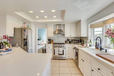 Gorgeous Vista Home W/ Private Pool & Spa!