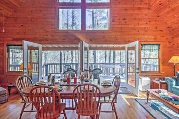 コテージ Highlands Cabin W/ Forest Views < 4 Mi To Cashiers
