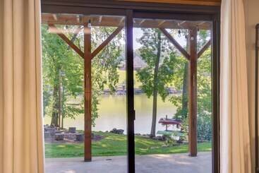 קוטג'' Lake House Haven: Fire Pit, Boat Dock + More!