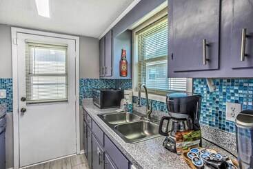 Myrtle Beach Cottage, Walk To Pools + Beach!