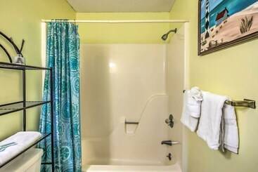Myrtle Beach Cottage, Walk To Pools + Beach!