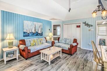 Myrtle Beach Cottage, Walk To Pools + Beach!