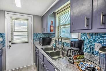 Myrtle Beach Cottage, Walk To Pools + Beach!