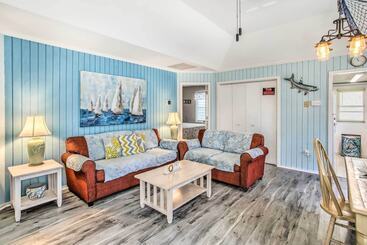Myrtle Beach Cottage, Walk To Pools + Beach!