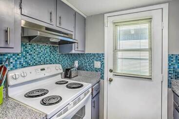 Myrtle Beach Cottage, Walk To Pools + Beach!
