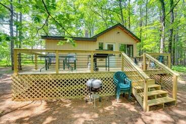 Sunroom, Deck & Grills: Marquette Cottage!