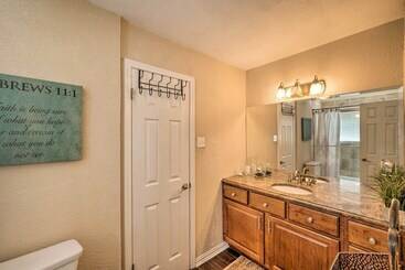 Pet Friendly Home ~ 6 Mi To Downtown Fort Worth!
