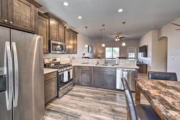 Pet Friendly Retreat 1 Block To Colorado River!