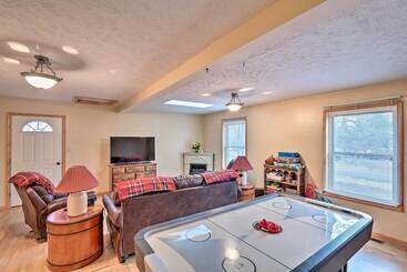 Walk To Pool & Lake: Albrightsville Vacation Home!