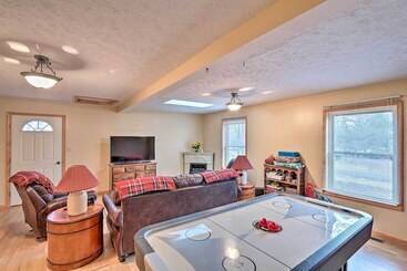 Walk To Pool & Lake: Albrightsville Vacation Home!