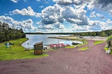 Walk To Pool & Lake: Albrightsville Vacation Home!
