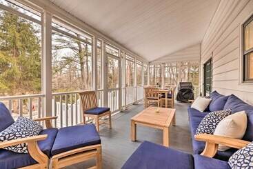 بيت ريفى Pocono Pines Family Home W/ Private Hot Tub!