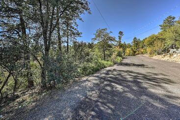 Prescott Cabin W/ Deck & Mtn Views: 4 Mi Downtown!