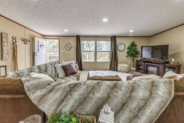Ruidoso Cabin W/ Hot Tub & On Site Hiking!