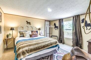 Ruidoso Cabin W/ Hot Tub & On Site Hiking!